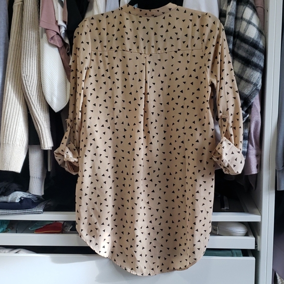 Printed button up top - Picture 2 of 3